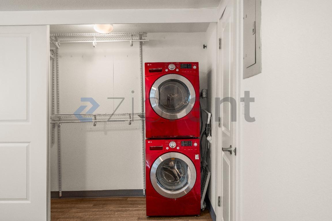 Building Photo - Unit 105