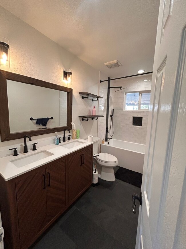 Building Photo - Space and updated in Lemoore