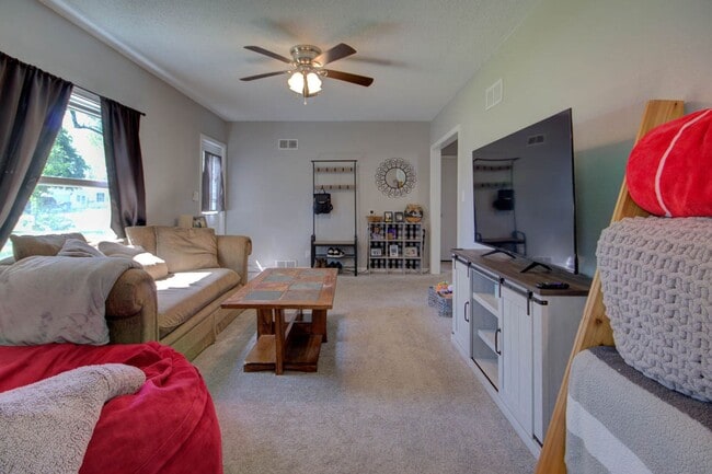 Building Photo - 3 bed home