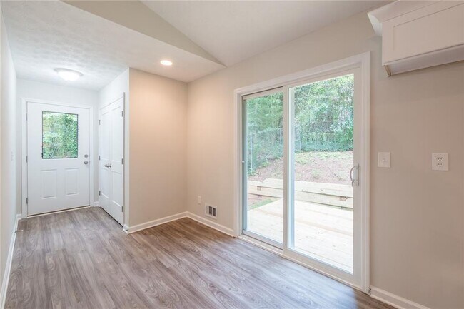 Building Photo - 2010 Lakeside Trail