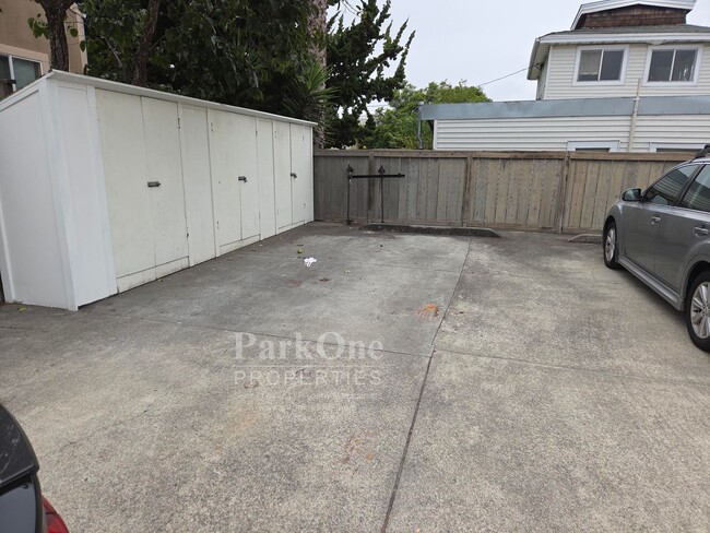 Building Photo - Super Cute 2 bedroom House in the heart of...