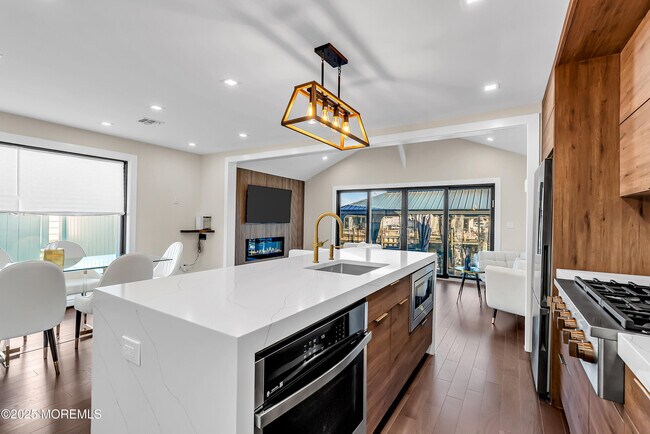 Building Photo - 320 Silver Lagoon Dr