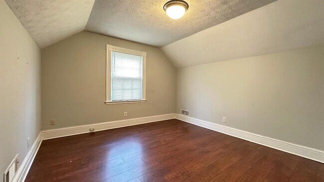 Building Photo - 1626 Isham Dr