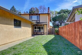 Building Photo - South Davis Halfplex with Garage!