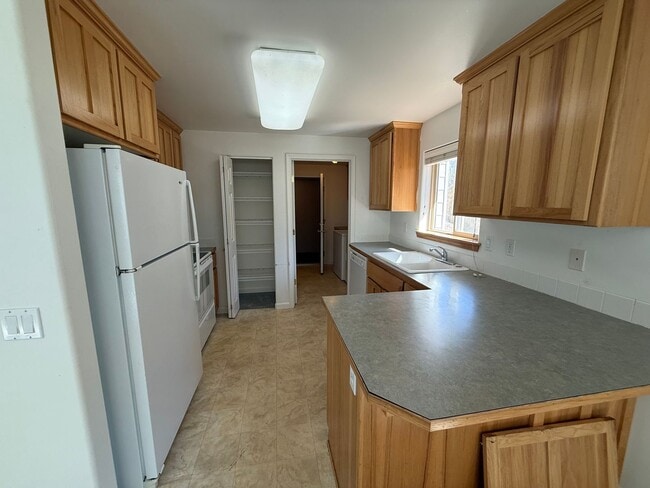Building Photo - 2 Bed/2 Bath Apartment Located Near OSU/COCC Campus - Attached Garage
