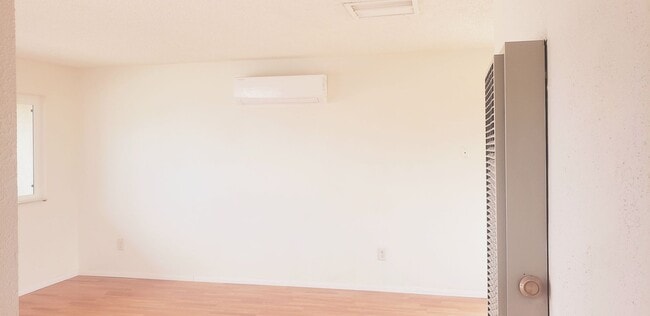 Building Photo - 3 Bedroom 2  Bath home with Garage in the heart of JT!!