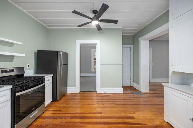 Building Photo - 647 Fairview Ave NE