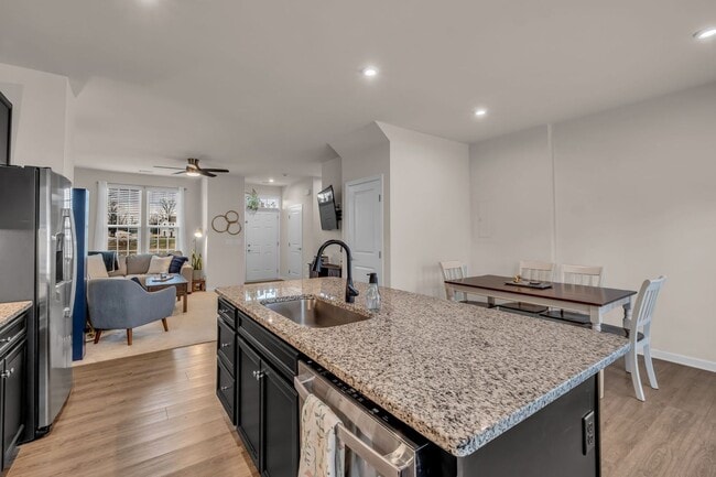 Building Photo - 3 BED 2.5 BATH TOWNHOME WALKING DISTANCE TO LEBANON SQUARE!