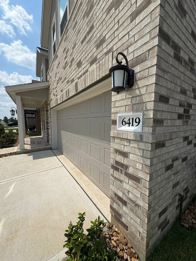 Building Photo - 6419 Seafoam Lake Dr