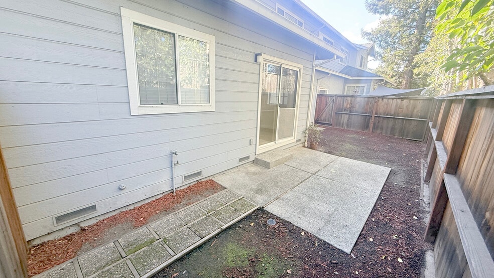 Building Photo - 1013 Woodside Rd