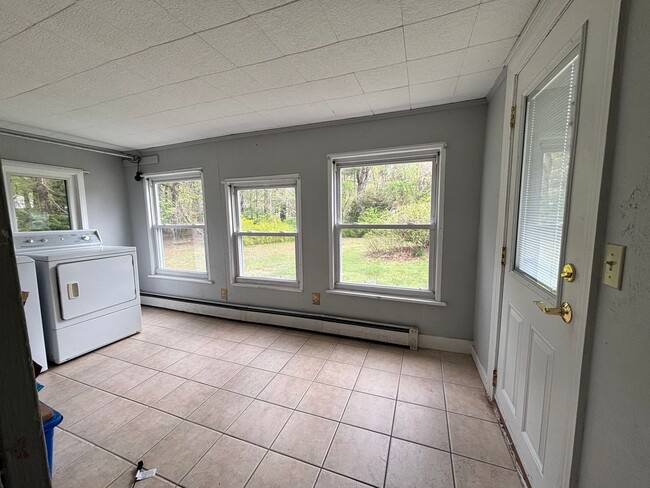 Building Photo - 354 Chapin St