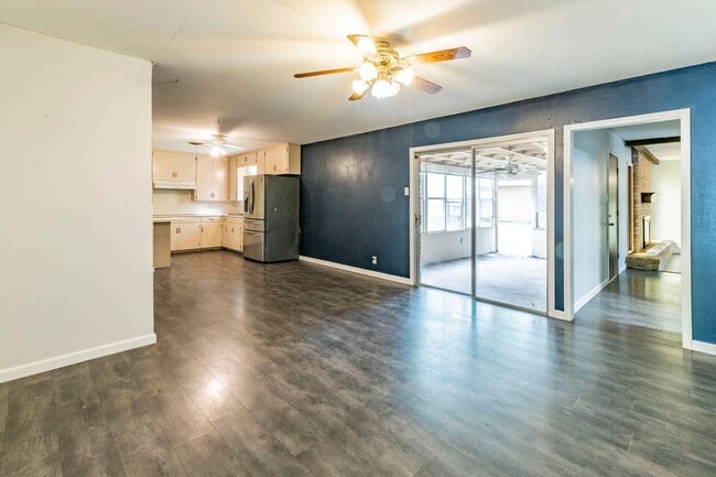 Building Photo - 4 Bed 3 Bath Brick Home with Fenced Yard