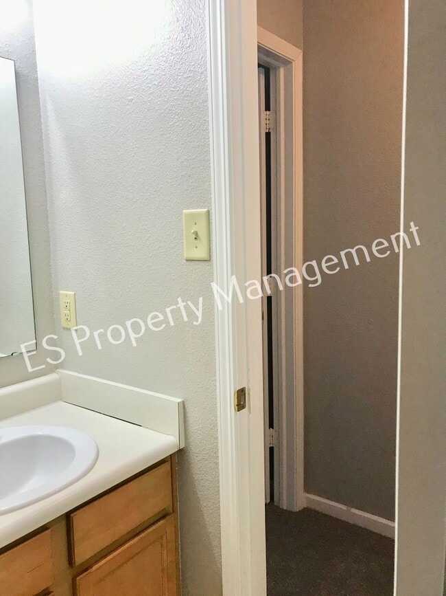 Building Photo - Beautiful 3 Bedroom 2 Bathroom Ranch Style Home in Lawrence!