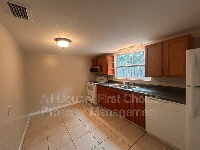 Building Photo - 2390 14th Ave SW