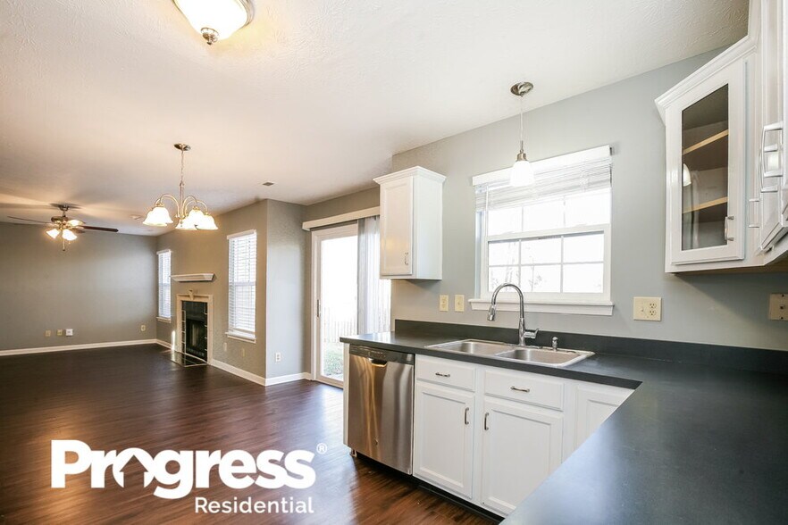 Building Photo - 12614 Gunnison Dr