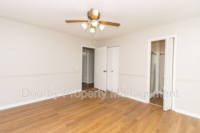 Building Photo - 910 Wesley Dr