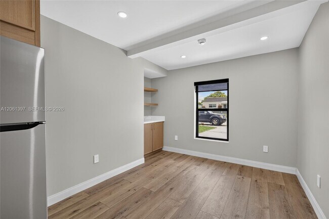 Building Photo - 1011 NW 30th Ct