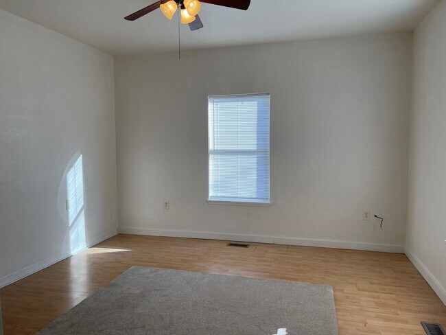 Building Photo - Adorable 3 Bedroom Home
