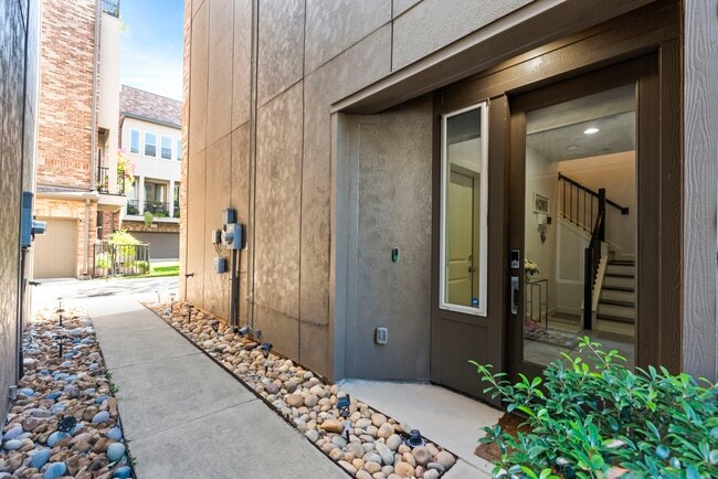 Building Photo - 1925 Shearn St