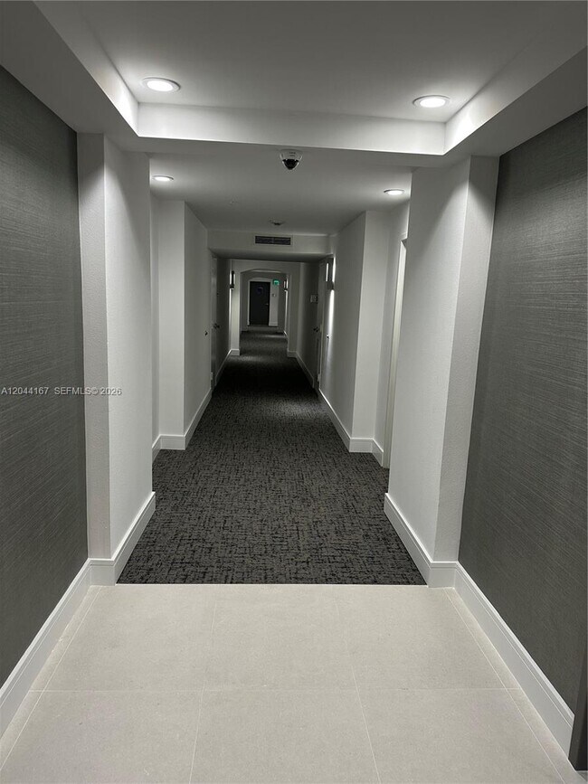 Building Photo - 1155 Brickell Bay Dr