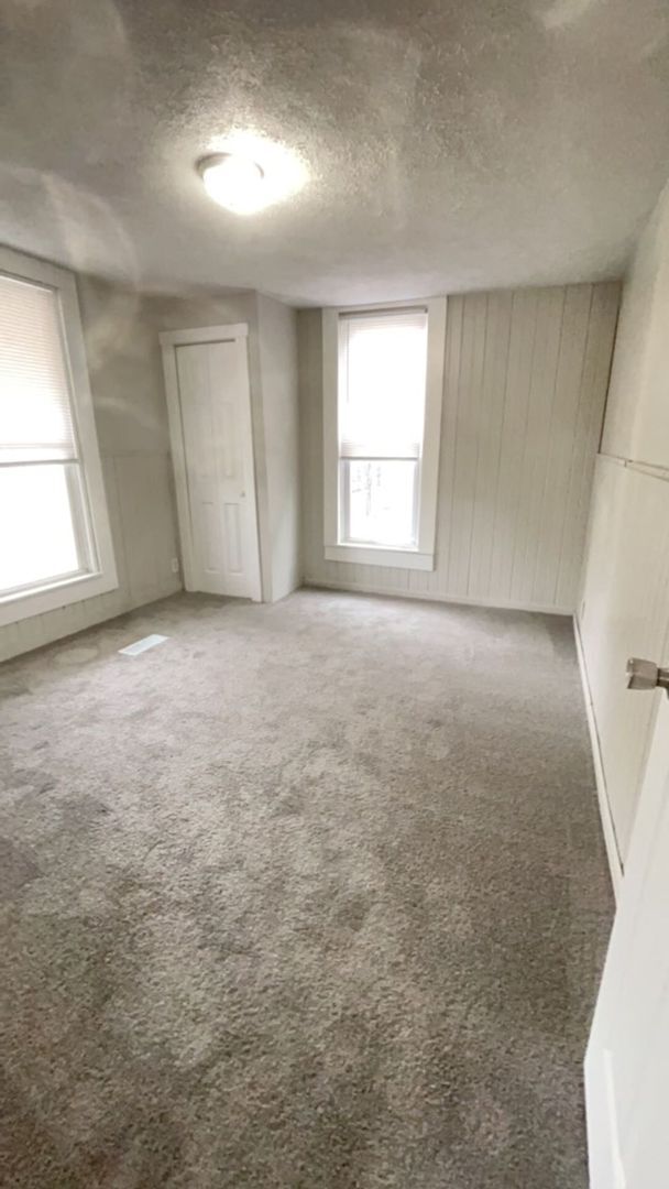 Building Photo - 5 Bedroom 2 Bathroom Home! Large Front Porch! Nice backyard!