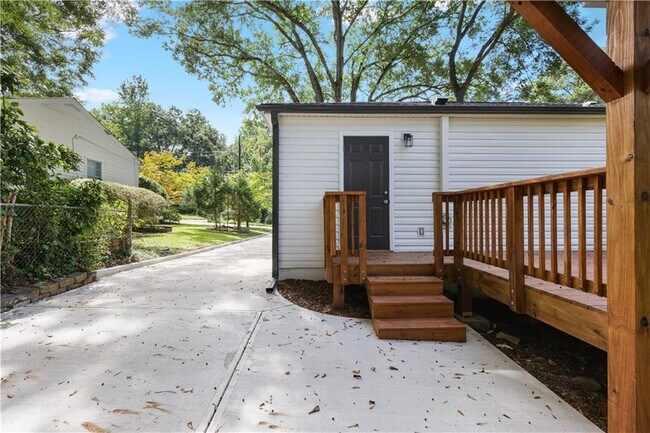 Building Photo - 1967 Sumter St NW