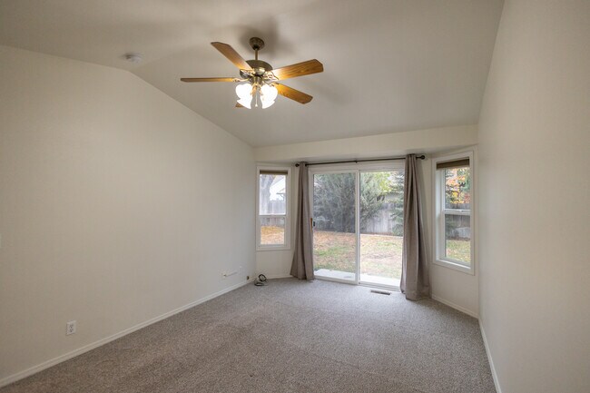 Building Photo - 164 S Silverwood Way