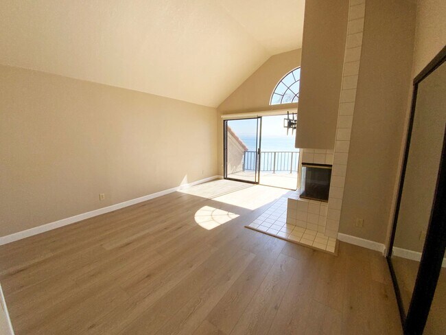 Building Photo - Townhouse with Bay Views!