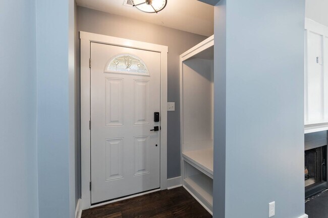 Building Photo - Three Bedroom Home!