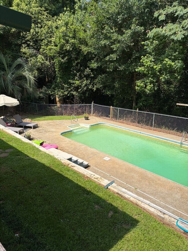 Building Photo - Nice home with pool!