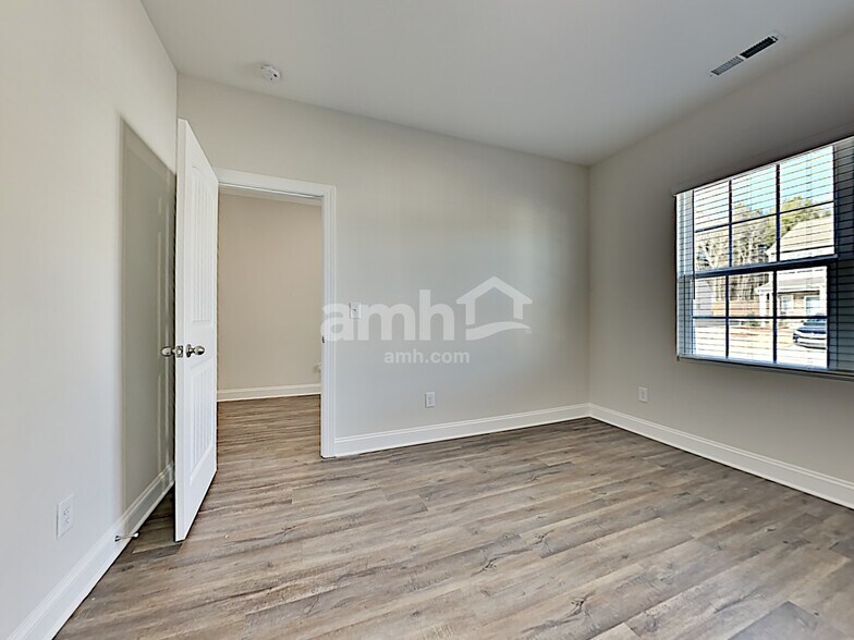 Building Photo - 190 Legacy Dr
