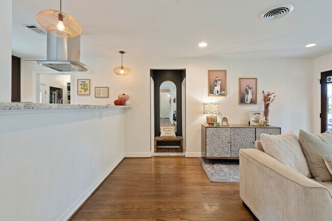 Building Photo - 1119 W 30th St