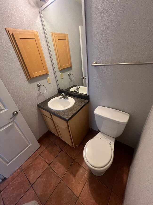 Building Photo - Charming 2bd  1.5ba home in South KC