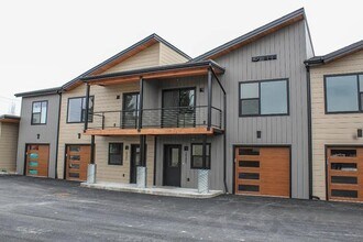 Building Photo - Whitefish townhouse for rent! 3 bed 2.5 ba...