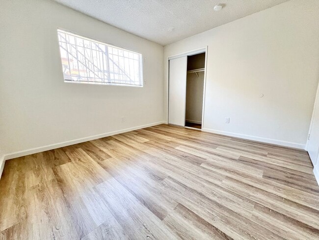 Building Photo - Beautiful First floor 3 bedroom Rose Park ...