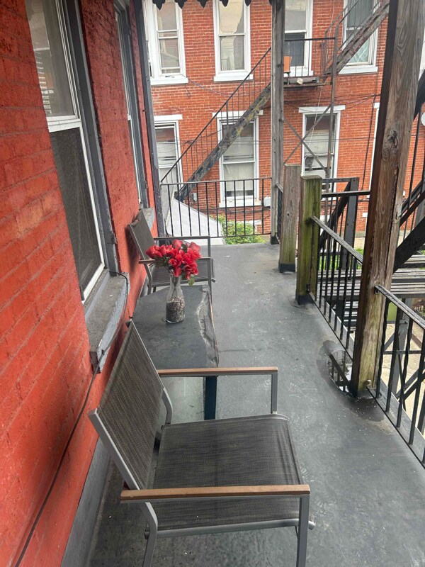 Building Photo - 1047 Penn St