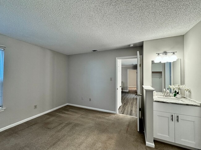 Building Photo - REDUCED PRICE! Updated 1st Floor/1-Level Condo Ready NOW! Includes Water, Sewer, Trash, Landscapi...