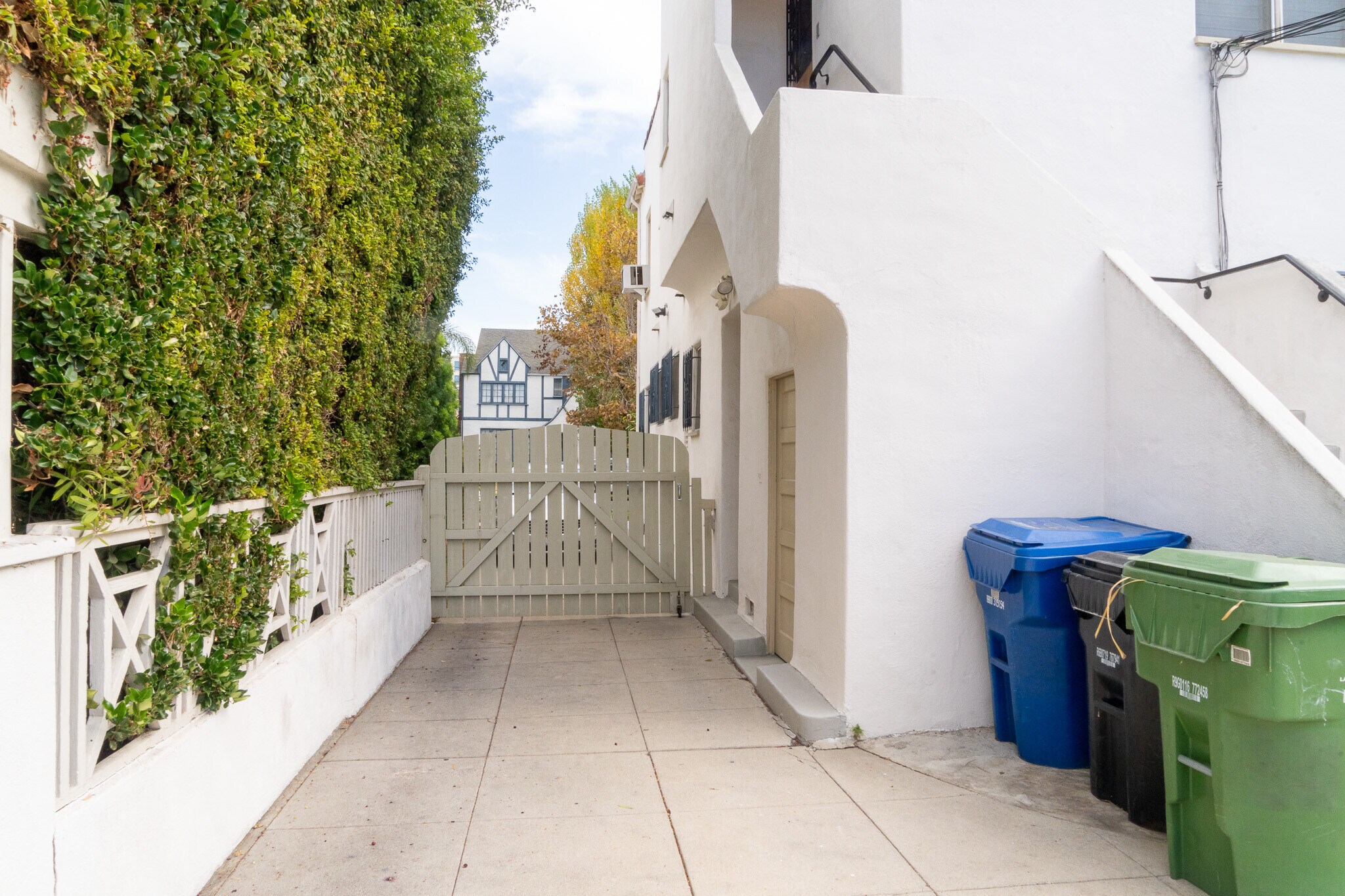 Building Photo - 1211 S Hayworth Ave