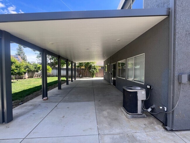 Building Photo - Bright & Spacious Woodland Home with Functional Layout 3 bed/2.5 bath