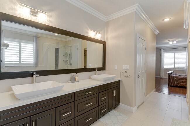 Building Photo - Fully Furnished Single-Story Gem in Peacef...