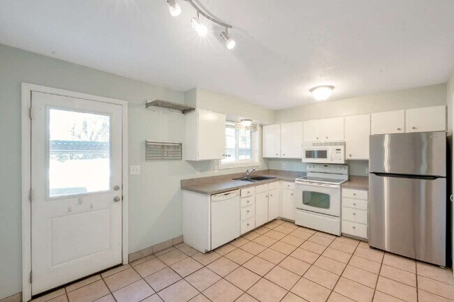 Building Photo - Convenient Sandy Townhome with 3 BD & 2 BA