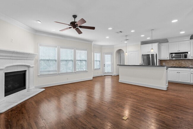 Building Photo - Luxury Highland Park Living