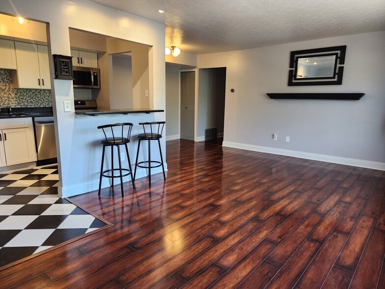 Building Photo - 4779 Columbia Rd