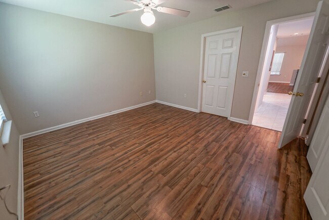 Building Photo - UPDATED 2 Bed / 2 Bath with LOFT in Summer...