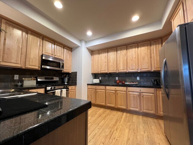 Building Photo - BEAUTIFUL 3 Bed 3.5 Bath Townhome in Dakota Ridge Village in North Boulder