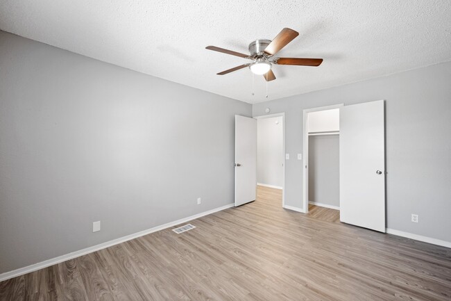 Building Photo - Breezeway Townhomes