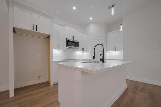 Building Photo - 7546 Charlie St
