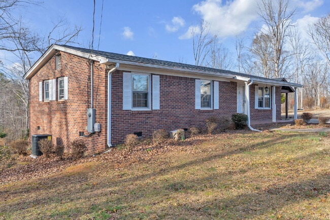 Building Photo - Well maintained 3BR, 1BA single family home with yard, carport and storage shed on quiet road in ...