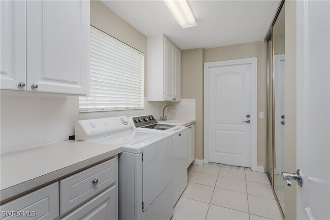 Building Photo - 4949 Kingston Way