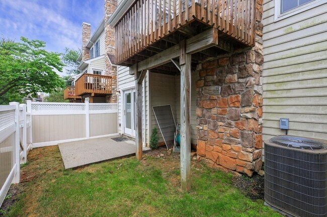 Building Photo - 240 Patriot Hill Dr